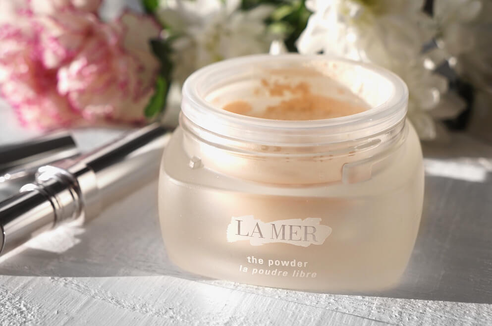 La mer The Powder La Poudre Libre 8 g แป้งฝุ่นบางเบา ทรงคุณค่าด้วยส่วนผสมมิราเคิล บรอธ ของลาแมร์ มอบผิวแลดูกระจ่างใสและหรูหรา บางเบาจนรู้สึกราวกับเนื้อแป้งลอยอยู่บนผิว 