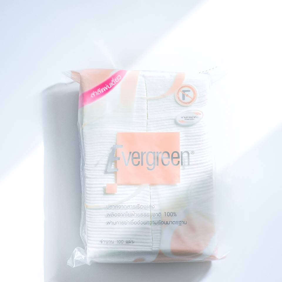 Evergreen Cotton Pad Evergreen สำลีแผ่นเดี่ยวเอเวอร์กรีน  สัมผัสที่นุ่มนวล เพราะเป็นเส้นใยธรรมชาติ  อ่อนโยน ไม่ทำร้ายผิว