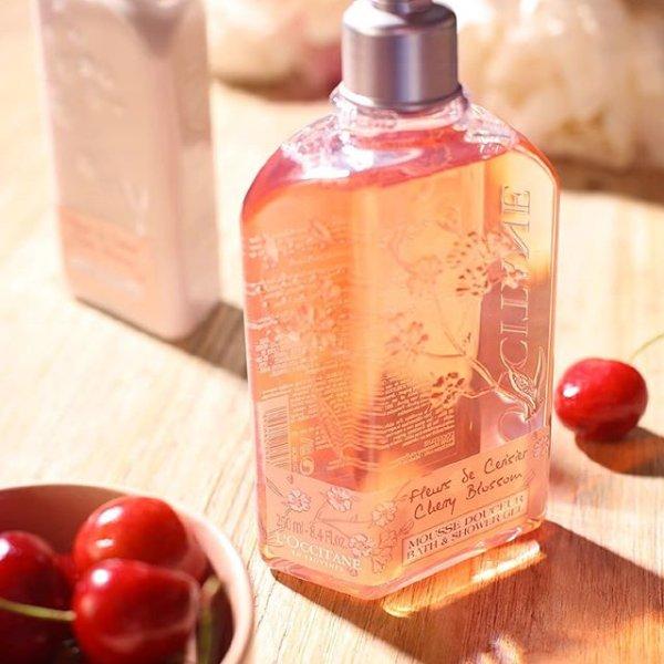 L'occitane Cherry Bath and Shower Gel 250 ml.  เจลอาบน้ำมอบความสดชื่น หอมละมุนจากธรรมชาติ กลิ่นของเชอรี่แรกแย้ม สามารถใช้เป็น foaming bath ให้ฟองหนานุ่มเมื่อสัมผัสน้ำ ทำความสะอาดผิวอย่างอ่อนโยน เพื่อความผ่อนคลาย และคืนความสดชื่นในการอาบน้ำอย่างแท้จริง  ทำความสะอาดผิวอย่างอ่อนโยนด้วยเจลอาบน้ำที่ให้ฟองหนานุ่มเมื่อสัมผัสกับน้ำ และมอบกลิ่นหอมหวานสดชื่น มีส่วนผสมของสารสกัดจากเชอร์รี่จากแคว้น  Luberon ประเทศฝรั่งเศส