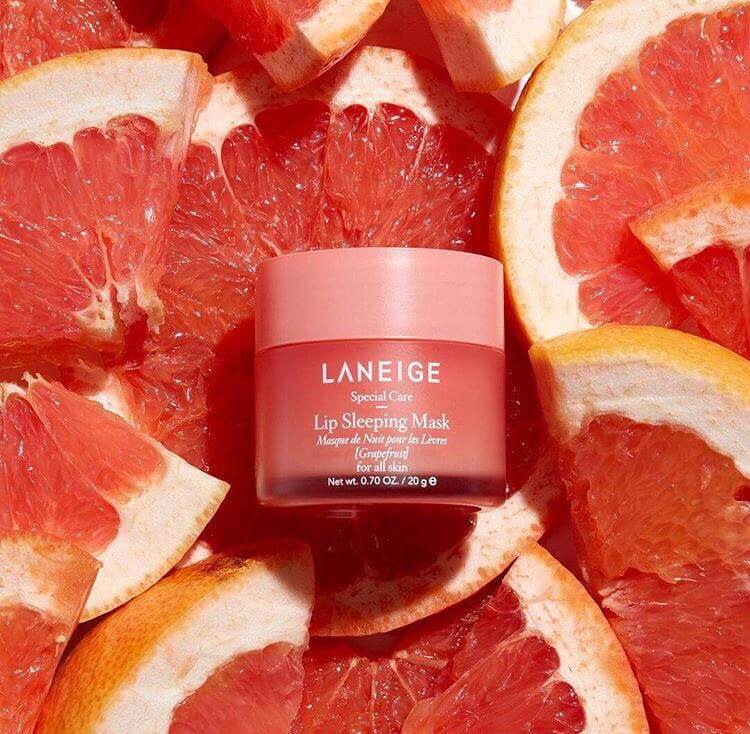 Laneige Lip Sleeping Mask #Grapefriut 8 g  มาส์กบำรุงริมฝีปากแบบข้ามคืนสูตรใหม่ล่าสุด !! ขายดีจนกลายเป็นสินค้าหายากของเกาหลี หากอยากมีริมฝีปากเด้งดึ๋งเหมือนเยลลี่ พร้อมนุ่มชุ่มชื่นขนาดนี้ละก็ ห้ามพลาดเด็ดขาด !  ไม่ว่าจะใช้เป็นมาสก์ข้ามคืน ฟื้นฟูเรียวปาก หรือมาสก์เร่งด่วนก่อนไปงาน โดยทา 10-15 นาที ก็สวยเด้งได้รวดเร็ว