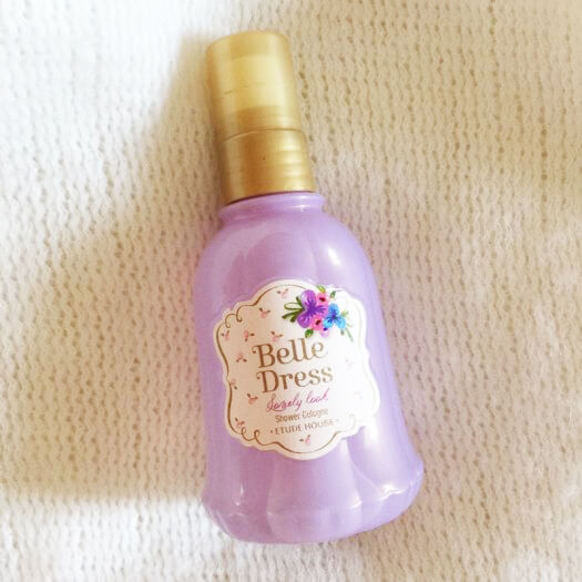 Etude Belle Dress lovely Look Shower Cologne 100 ml. โคโลญจน์น้ำหอมสำหรับฉีดร่างกาย ให้กลิ่นหอมยาวนานพร้อมช่วยเติมความชุ่มชื้น กลิ่นหอมยาวนาน ด้วยกลิ่นสปาร์คกลิ้ง ซิตรัส ฟลอรัล หญิงสาวผู้มีรอยยิ้มสดใสราวกับ Sunshine