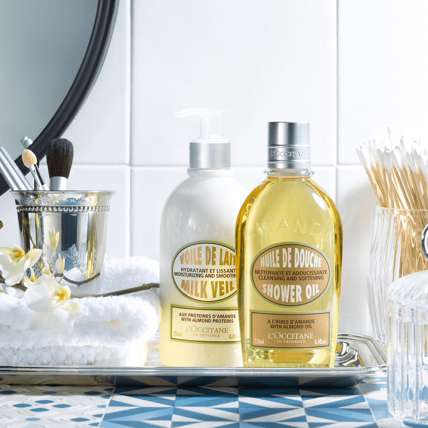 L'occitane Huile De Douche Body Shower Oil 75 ml  น้ำมันดอกทานตะวัน ผสานคุณค่าของน้ำมันสกัดจากเมล็ดเชีย บัตเตอร์ ถึง 10% ช่วยทำความสะอาดผิวอย่างอ่อนโยน พร้อมถนอมผิวให้คงความชุ่มชื้น ไม่แห้งตึง และปกป้องผิวจากความแห้งกร้าน  ออยล์สำหรับทำความสะอาดผิวกาย มีส่วนผสมของน้ำมันเชียบัตเตอร์ที่อุดมไปด้วยความชุ่มชื้น ทำความสะอาดร่างกายอย่างอ่อนโยน ฟื้นบำรุงพร้อมป้องกันผิวให้เนียนนุ่ม มีกลิ่นหอมอ่อนโยนช่วยให้ผ่อนคลาย