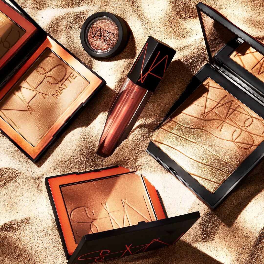 Nars Bronzing Powder #Laguna Limited Edition 8 g (summer collection 2020)  บรอนเซอร์โทนสีน้ำตาลพร้อมชิมเมอร์เหลือบสีทอง แพ็คเก็จรุ่น Limieted Edtion ต้อนรับ Summer 2020   บรอนเซอร์เนื้อฝุ่นโทนสีน้ำตาลอบอุ่นนุ่มนวล สร้างแสงและเงาให้ใบหน้าดูมีมิติเรียวได้รูปทรง หรือปัดโหนกแก้มเพื่อสร้างลุคสาวเปรี้ยวเฉี่ยวคม ผิวบ่มแดดสุขภาพดี   