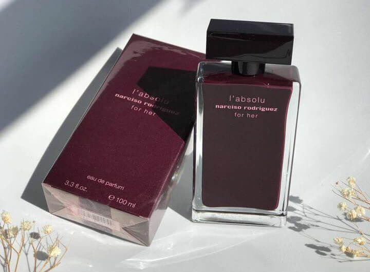 Narciso rodriguez L'absolu For Her EDP มาพร้อมรุปทรงขวดคงเดิมในแบบฉบับของ Narciso Rodriguez และสีขวดสีม่วงเบอร์กันดี้ ที่สะท้อนความเซ็กซี่เย้ายวนในตัวคุณได้เป็นอย่างดี 