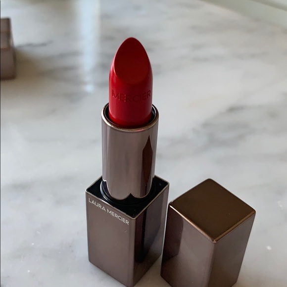 Laura MercierL Rouge Essentiel Silky Crème Lipstick Rouge Ultime #Classic Red 1.4 g ลิปสติกเนื้อซาตินที่มาพร้อมเม็ดสีคุณภาพสูงที่ให้สีสันเข้มข้น บางเบาสบายเรียวปาก  เพิ่มความชุ่มชื้นสูงสุด 6 ชั่วโมงให้เรียวปากเบาสบายโดยไม่ทำให้เรียวปากแห้งแตก