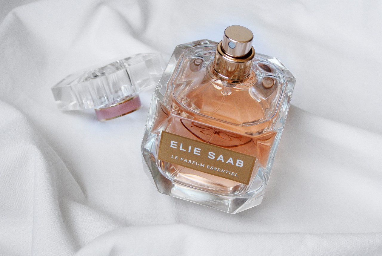 Elie Saab, Elie Saab Le Parfum, Elie Saab Le Parfum Essentiel, Elie Saab Le Parfum Essentiel Eau De Parfum, Elie Saab Le Parfum Essentiel EDP, Elie Saab Le Parfum Essentiel Eau De Parfum 0.8ml, Elie Saab Le Parfum Essentiel Eau De Parfum รีวิว, น้ำหอม, น้ำหอมผู้หญิง, น้ำหอม Elie Saab