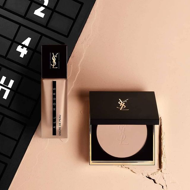 Yves Saint Laurent All Hours Foundation รองพื้นติดทนยาวนาน 24 ชม. ด้วยสูตรใหม่จึงไม่ทำให้เนื้อรองพื้นแห้ง เป็นเค้ก แตกลงร่อง หรือจางระหว่างวัน ให้ลุคแมตต์ และผิวที่เนียนเรียบอย่างไร้ที่ติ ปกปิดรอยคล้ำ รูขุมขน และผิวที่ไม่สม่ำเสมอทัน ให้ผิวเนียนเรียบ ไร้ที่ติตลอด 24 ชม.