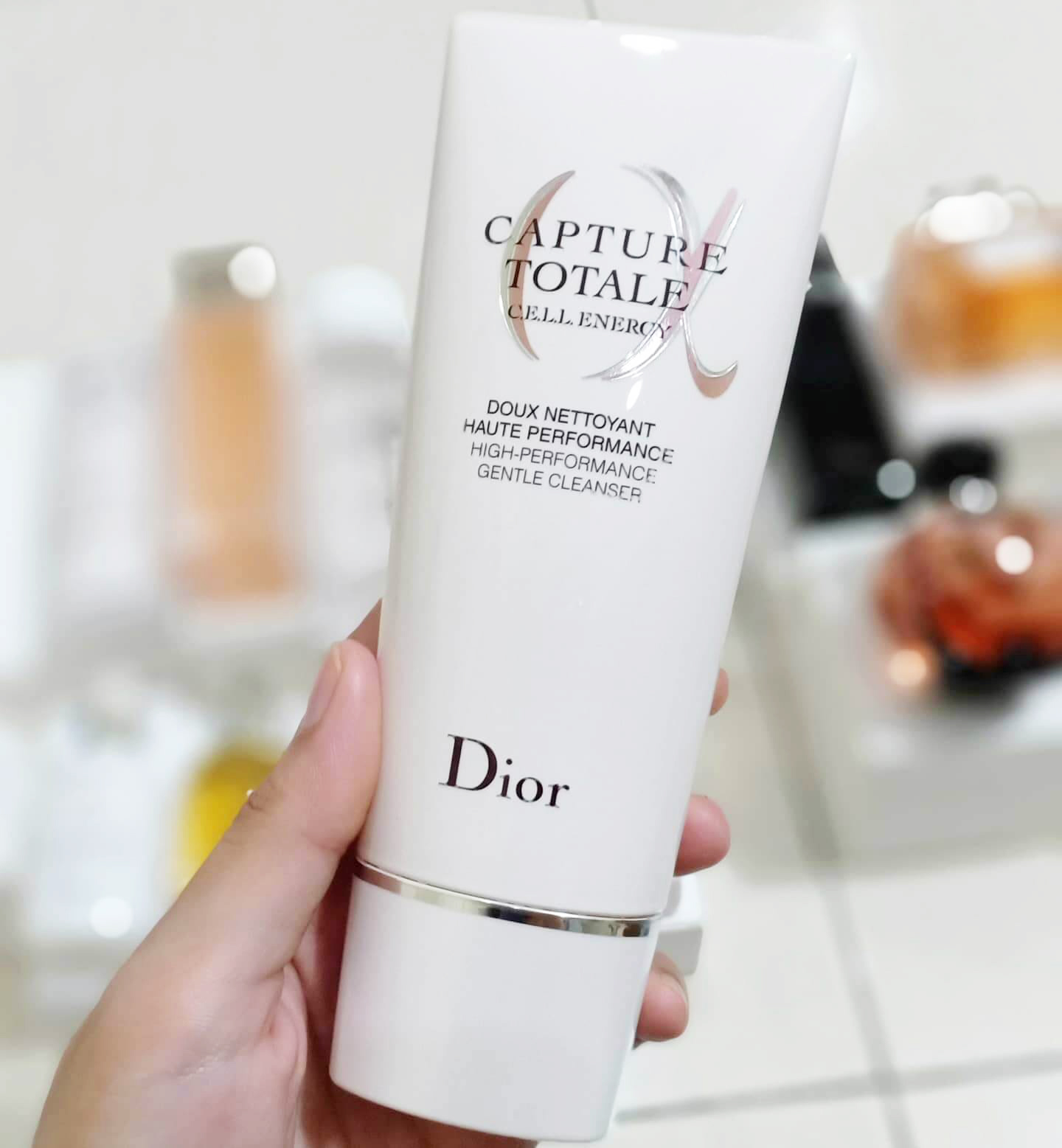 Dior Capture Totale Cell Energy High Performance Gentle Cleanser  โฟมล้างหน้าทำความสะอาดผิวสดชื่นเปล่งประกาย วันแล้ววันเล่าผิวได้รับการหายใจความนุ่มนวลและความอ่อนเยาว์ที่กลับคืนมา   ผลิตภัณฑ์ทำความสะอาดอ่อนโยนต่อต้านวัยที่ดีที่สุด ** เกิดจากการวิจัยของ Dior เกี่ยวกับเซลล์แม่และความเชี่ยวชาญด้านดอกไม้