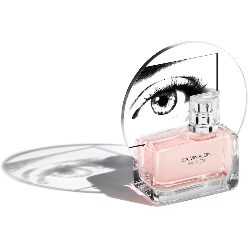 CK Calvin Klein Women EDP โทนกลิ่นดอกไม้ - ไม้ ถูกสร้างสรรค์ขึ้นโดย Honorine Blanc และ Annick Menardo แรงบันดาลใจในความงาม, การแสดงออกและพลังของสายตาของผู้หญิง 